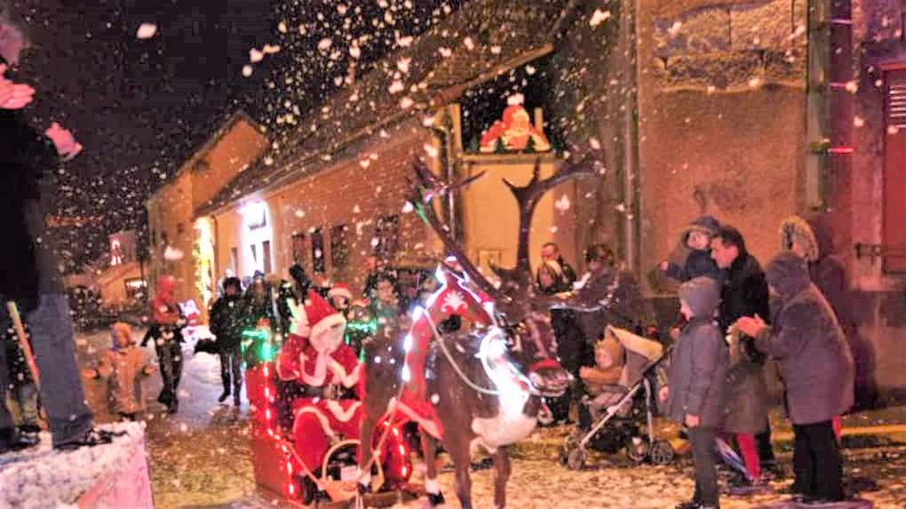 Marché de Noël d'Azé - Père Noël en traineau et neige