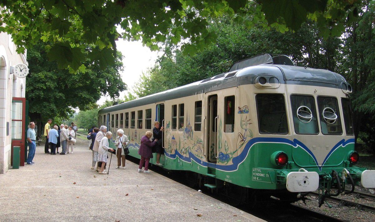 Foire aux Vins et Brocante de Thor Train touristique de la Valle du Loir (TTVL)