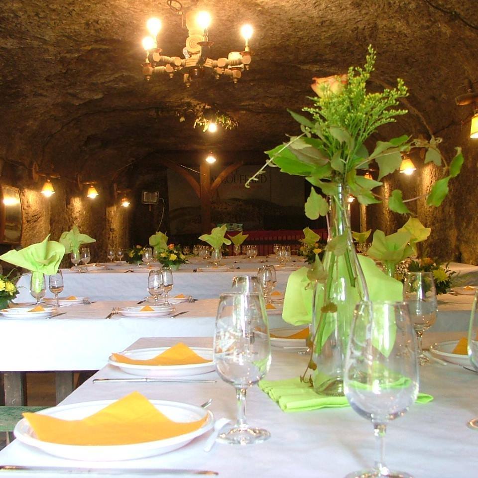 Les Portes-Ouvertes Pques - Les caves Troglodytes de la Rochette Table